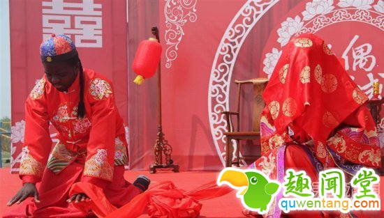 乐开花!黑人小伙迎娶中国娇妻办中式婚礼
