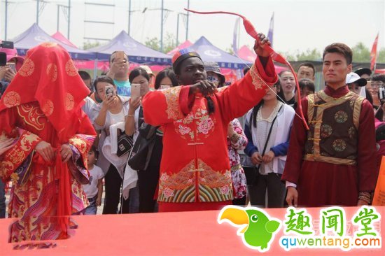 乐开花!黑人小伙迎娶中国娇妻办中式婚礼