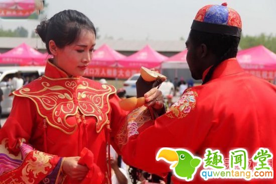 乐开花!黑人小伙迎娶中国娇妻办中式婚礼