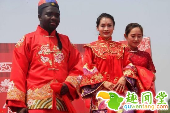 乐开花!黑人小伙迎娶中国娇妻办中式婚礼