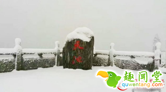 天山天池迎来首场降雪 特色新疆雪人亮了