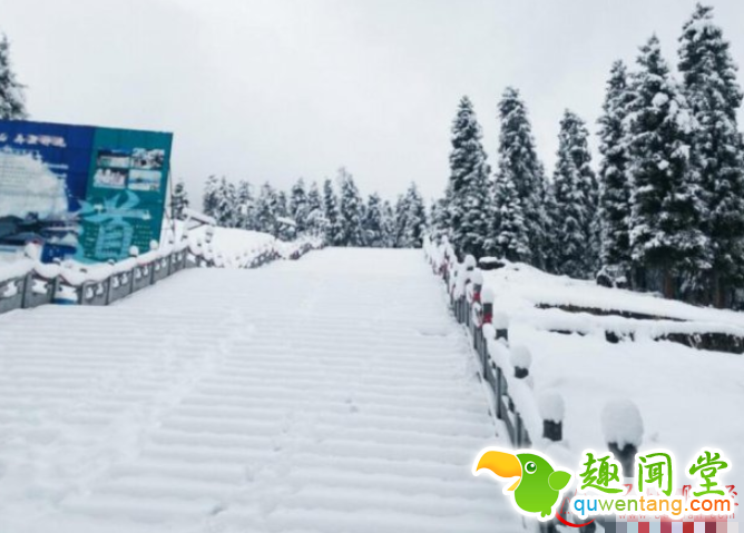 天山天池迎来首场降雪 特色新疆雪人亮了