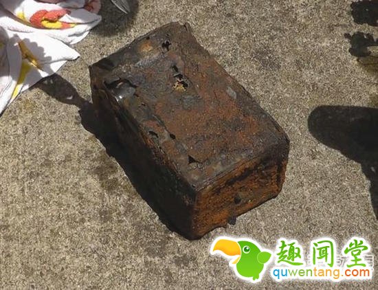 一家三口捡神秘铁箱:撬开吓一跳