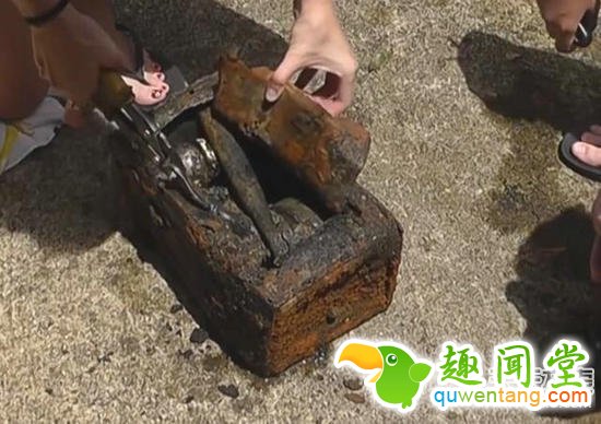一家三口捡神秘铁箱:撬开吓一跳