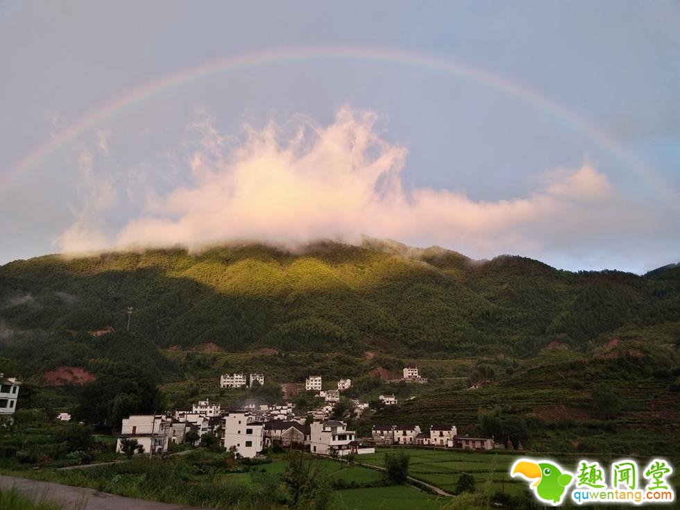 “珍宝出世” 婺源古村现美景与炊烟相伴