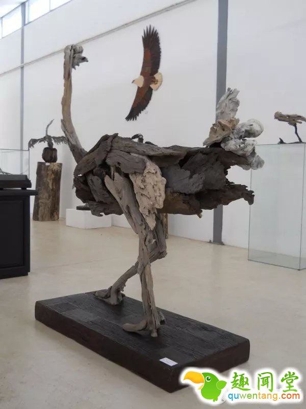 　 　 据美国猎奇新闻网站“odditycentral.com”1月11日报道，近日，南非雕刻艺术家托尼•弗里克森(Tony Fredriksson)用原生态木料打造动物雕像，一个个栩栩如生，让人叹为观止。