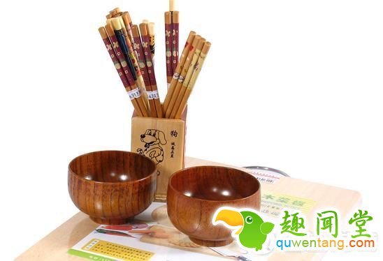 一对“80后”妻子发现丈夫在吃饭的时候,夹起菜来总要在盘子上方“抖”一下,然后再把筷子移走。她起先感觉这样不文雅,说了很多次,但这是丈夫的习惯,改不了。慢慢她开始觉得烦,变成一到吃饭的时候就盯着丈夫的筷子,看他“抖不抖”。丈夫也很气,想你怎么一吃饭就说我?这么点小事还说个没完,越说我越“抖”!两人变成了赌气,天天吵架,妻子就要跟丈夫离婚。