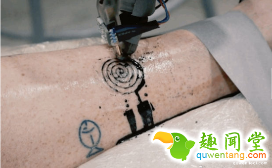 世界上第一台纹身机器人,从不手抖但看着都悬…