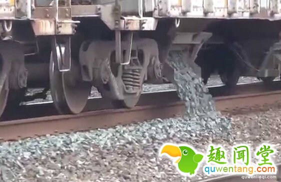 这就是为什么火车铁道上要「堆满无数颗碎石 」!它们可不是摆在那摆好看的哦!