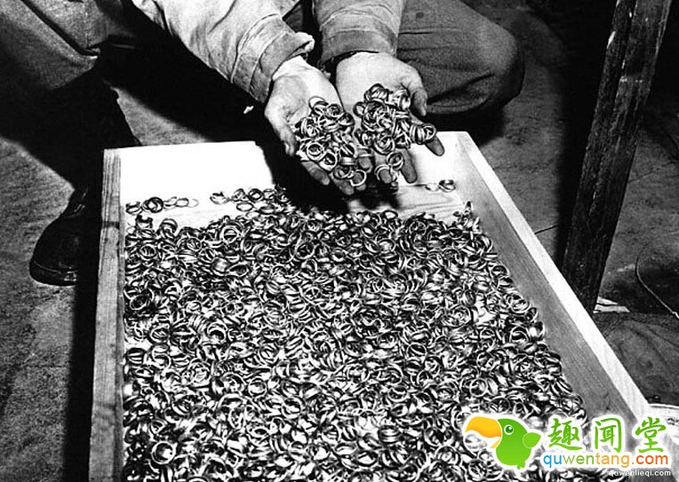 一个美国大兵拍到的纳粹党从集中营收集的整盒的金戒指