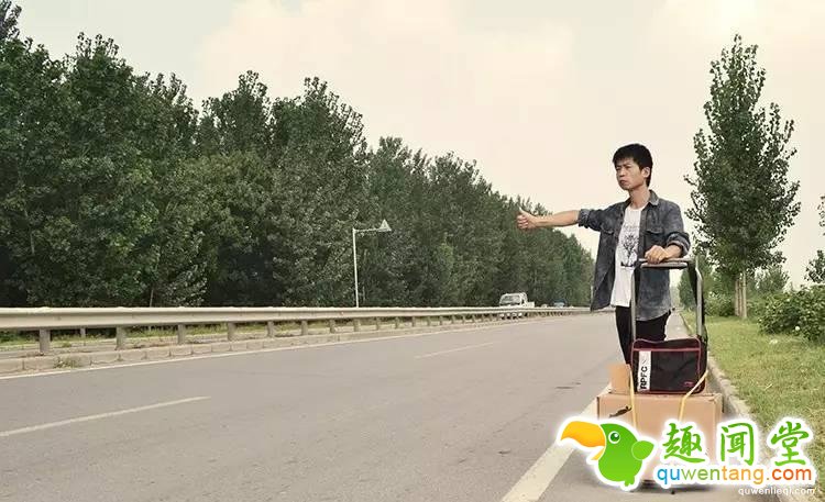 他用一把剪刀,把生活的苟且活成了诗与远方~
