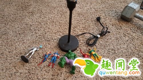 他在家里找出了旧玩具跟旧灯,接着光看到第3步时…《复仇者》迷都会嫉妒到哭!图片