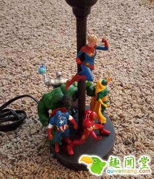 他在家里找出了旧玩具跟旧灯,接着光看到第3步时…《复仇者》迷都会嫉妒到哭!图片