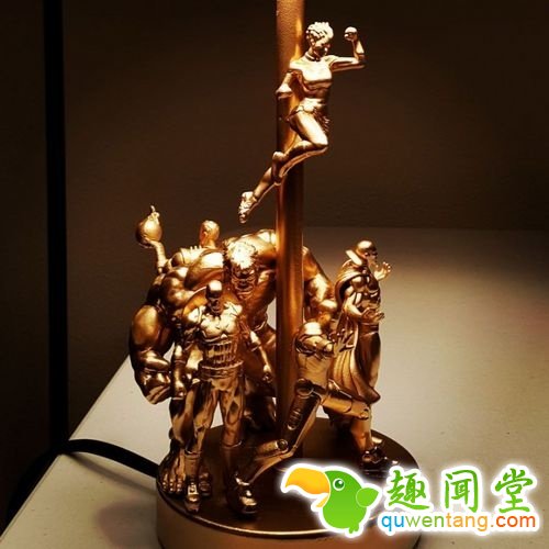 他在家里找出了旧玩具跟旧灯,接着光看到第3步时…《复仇者》迷都会嫉妒到哭!图片