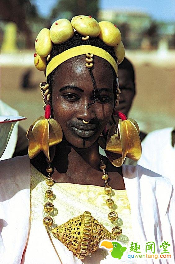 非洲酋长奢靡生活：4000妻妾，死后挑漂亮者陪葬