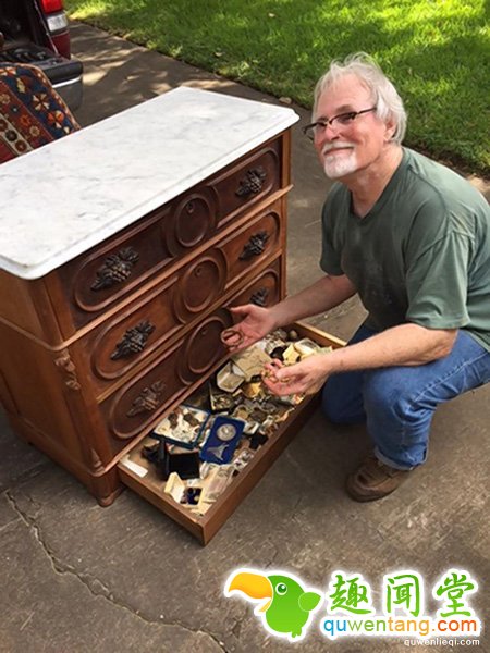 67岁男子花3000元买下「125年歷史老旧衣柜」，一打开「珍贵宝藏满到炸」他却煺回去!
