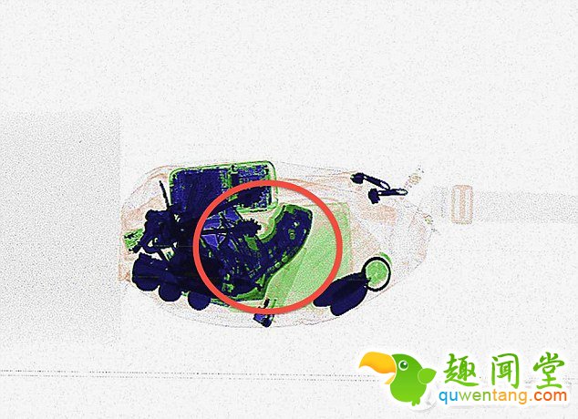 以下这些行李的X光图片中显示,里面包括刀、枪支、钳子、头发定型剂以及大罐的身体乳液等违禁品。这些违禁品中有一些一眼就找出来了,但也有一些很难辨识。图片中圈出来的即是违禁品。