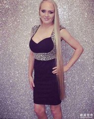 英国女子17年不剪头发,长发及膝被误认为