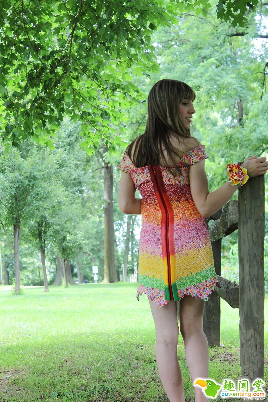 她花4年蒐集1万张糖果纸打造「梦幻彩色洋装」!看到全身超惊艳「鞋子也超美」!(11张)