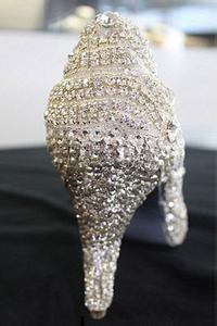 世界上最贵的高跟鞋 镶嵌20多克拉钻石