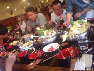 太重口！牛粪火锅你听说过吗？反正我是拒