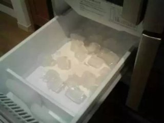 她把冰块加到米饭里后，奇迹发生了!