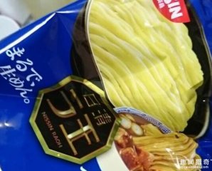 他只是在煮好的泡面中加了一个生鸡蛋，结