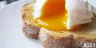 把蛋用保鲜膜包起来放到水中煮，最后的成