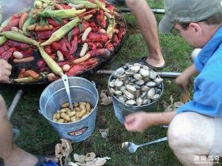 感受下外国人超霸气的户外烧烤，不是论根