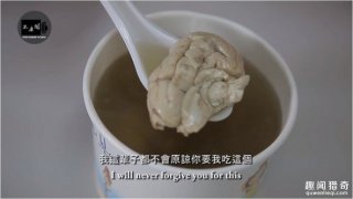 继豆腐乳、苦茶之后，这次老外挑战吃猪脑