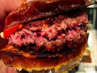 逼真的牛肉汉堡，绝不是用肉做的，你能猜