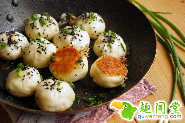 自己动手做生煎包子,脆脆的底,肉馅饱满的汤汁,一口咬下去