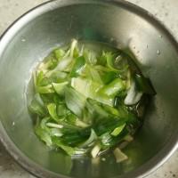 自己动手做生煎包子,脆脆的底,肉馅饱满的汤汁,一口咬下去