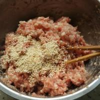 自己动手做生煎包子,脆脆的底,肉馅饱满的汤汁,一口咬下去