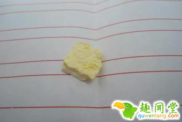 男子带着一批「夹心饼乾」过境,却被警察拦下并要求他「吃一块」。。。瞬间被吓得腿软!