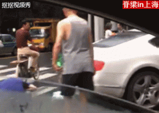 宾利撞到路边老房子，听到屋主报价后差点