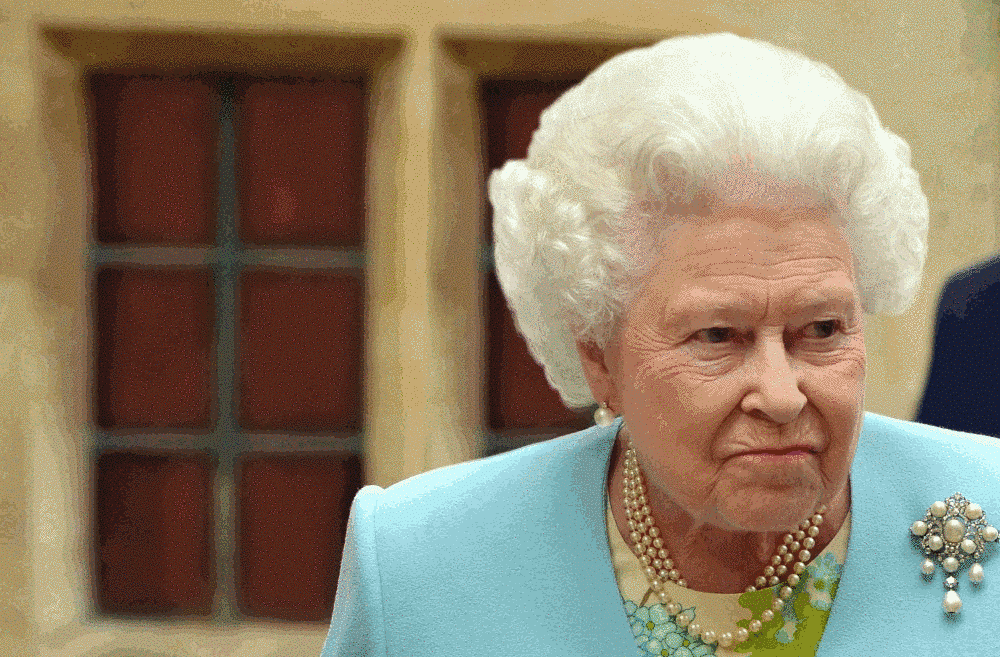 英国女王不离手的包包装满了一个女人的王国
