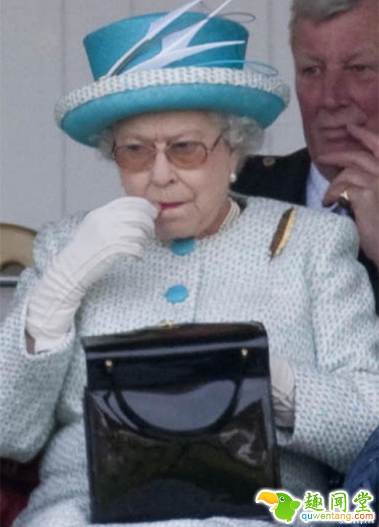 英国女王不离手的包包装满了一个女人的王国