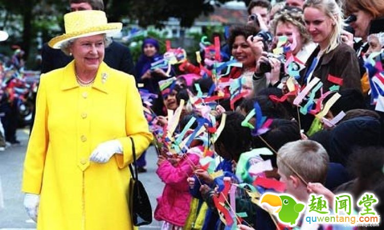 英国女王不离手的包包装满了一个女人的王国