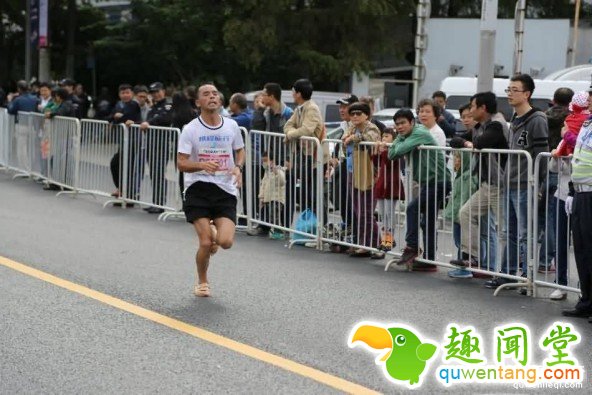 穿拖鞋跑马拉松 这也太疯狂了吧! 第1张图片