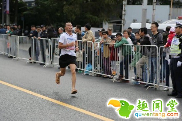 穿拖鞋跑马拉松 这也太疯狂了吧! 第2张图片