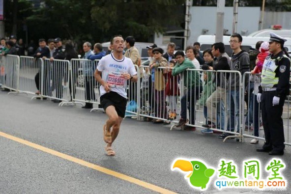 穿拖鞋跑马拉松 这也太疯狂了吧! 第3张图片