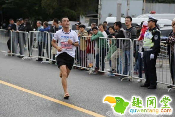 穿拖鞋跑马拉松 这也太疯狂了吧! 第4张图片