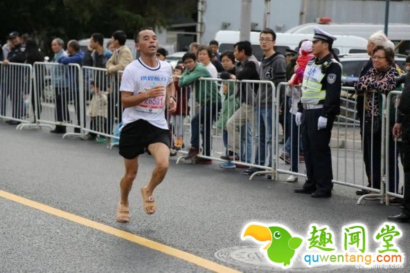 穿拖鞋跑马拉松 这也太疯狂了吧! 第5张图片