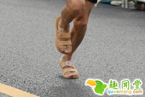 穿拖鞋跑马拉松 这也太疯狂了吧! 第6张图片