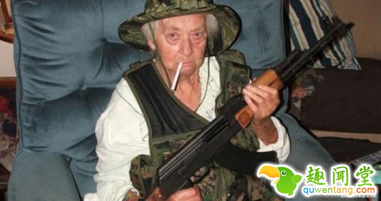厉害了我的哥！79岁老奶奶扛着AK47击退20人黑帮