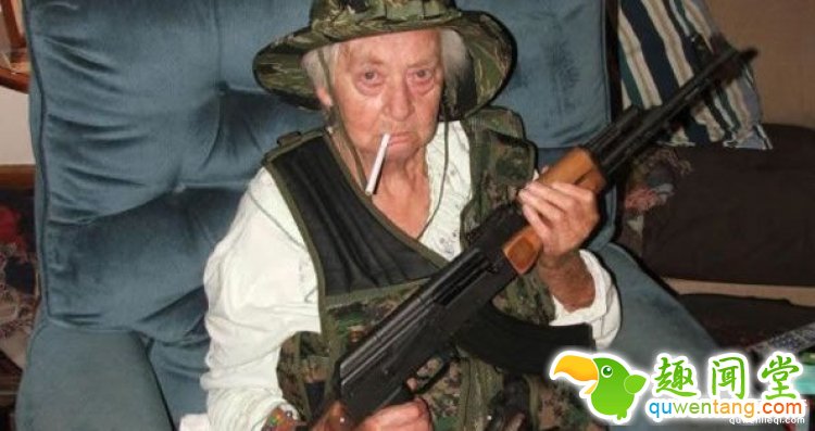 厉害了我的哥!79岁老奶奶扛着AK47击退20人黑帮