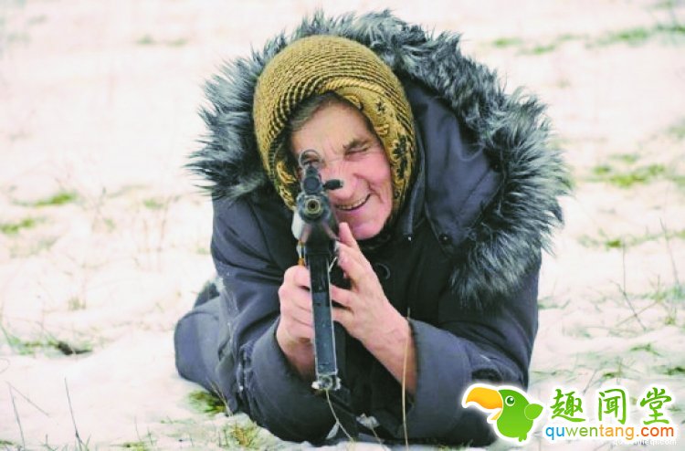 厉害了我的哥!79岁老奶奶扛着AK47击退20人黑帮