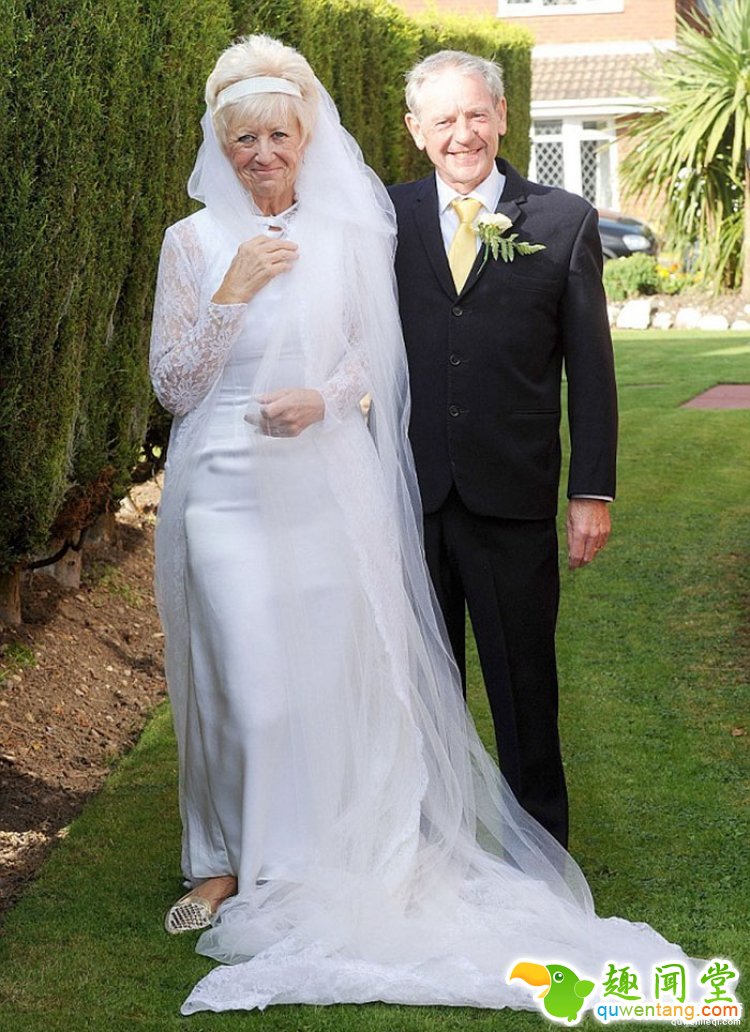 穿上60年前的婚纱照样美，这对金婚老人文艺又时髦！