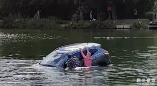 赞！七旬老人开车坠湖，命悬一线时被路人